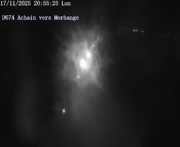 Caméra de trafic sur D674 (France) à Achain, orientée vers Morhange, permettant d’évaluer fluidité, incidents et densité automobile.