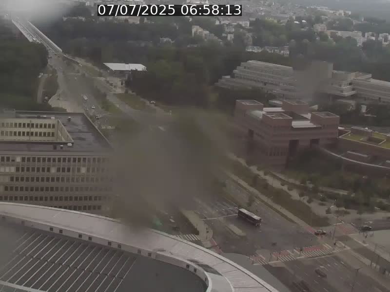 Webcam sur l'avenue John Fitzgerald Kennedy (N51) avec vue sur le Pont rouge (Pont Grande Duchesse Charlotte), l'arrêt Pfaffenthal et l'entrée du quartier Kirchberg