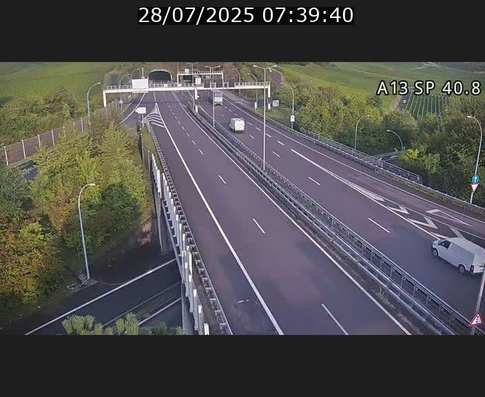 Webcam avec vue sur l'entrée côté allemand du tunnel Markusbierg à Schengen. Vue orientée vers le tunnel et Bettembourg