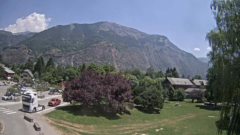 Webcam au niveau de la mairie du village du Bourg d'Oisans, aux pieds de l'Alpe d'Huez et aux portes du parc des Écrins