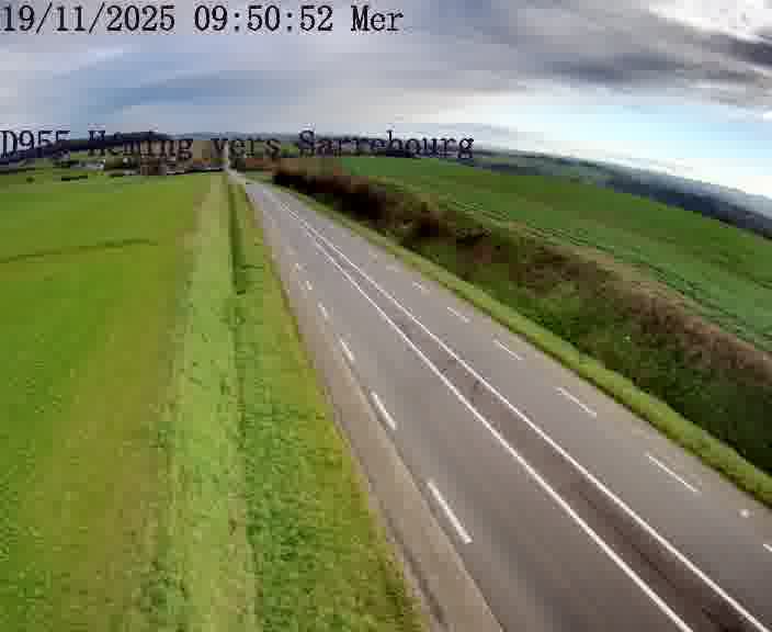 Caméra routière située sur D955 (France) à Heming, orientée vers Sarrebourg, surveillant en continu la circulation locale et régionale.