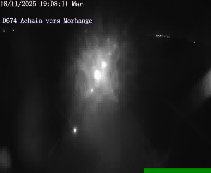 Caméra de trafic sur D674 (France) à Achain, orientée vers Morhange, permettant d’évaluer fluidité, incidents et densité automobile.