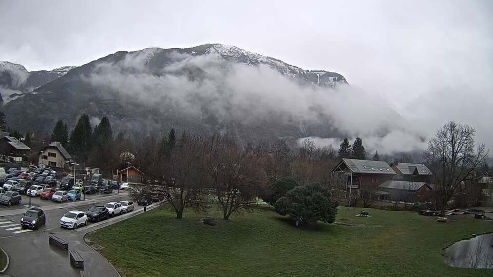 Webcam au niveau de la mairie du village du Bourg d'Oisans, aux pieds de l'Alpe d'Huez et aux portes du parc des Écrins