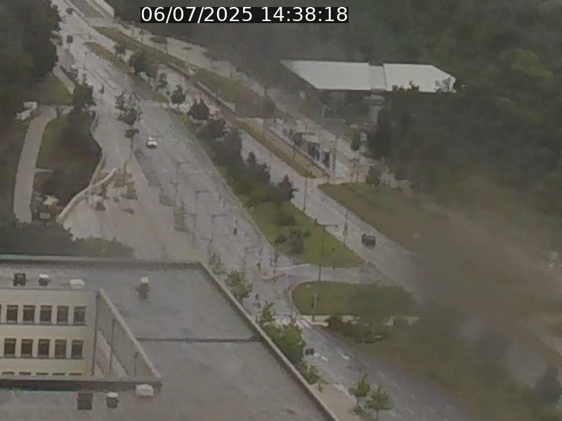 Webcam sur l'avenue John Fitzgerald Kennedy (N51) avec vue sur le Pont rouge (Pont Grande Duchesse Charlotte), l'arrêt Pfaffenthal et l'entrée du quartier Kirchberg