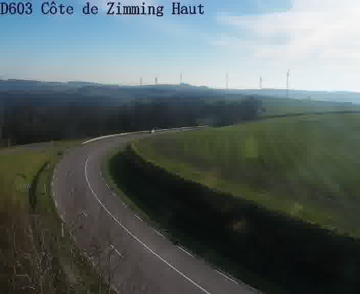 Webcam sur la D603 située en haut de la Côte de Zimming. Vue orientée vers Saint-Avold.