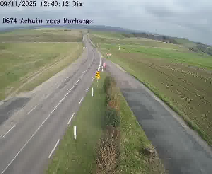 Caméra de trafic sur D674 (France) à Achain, orientée vers Morhange, permettant d’évaluer fluidité, incidents et densité automobile.