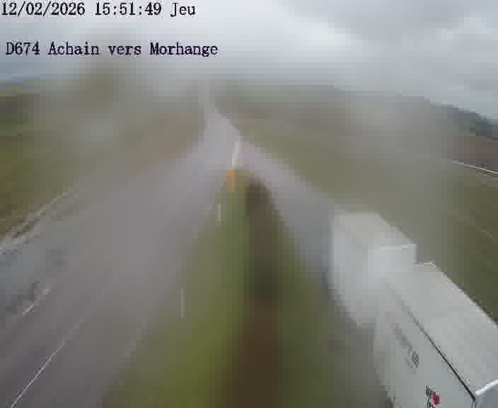 Caméra de trafic sur D674 (France) à Achain, orientée vers Morhange, permettant d’évaluer fluidité, incidents et densité automobile.