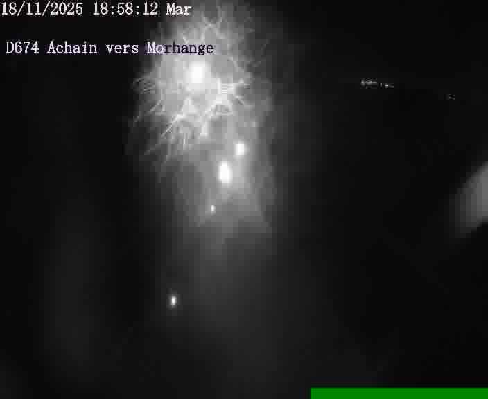 Caméra de trafic sur D674 (France) à Achain, orientée vers Morhange, permettant d’évaluer fluidité, incidents et densité automobile.