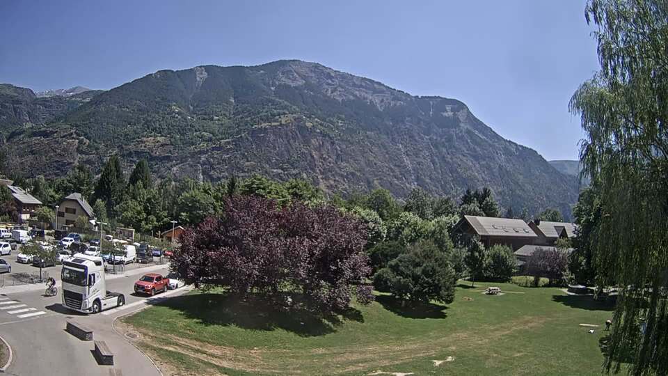 Webcam au niveau de la mairie du village du Bourg d'Oisans, aux pieds de l'Alpe d'Huez et aux portes du parc des Écrins