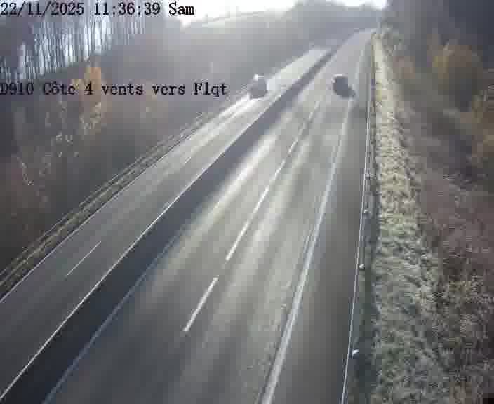 Webcam sur la D910 située dans la Côte des 4 vents. Vue orientée vers le haut de la côte, vers Faulquemont