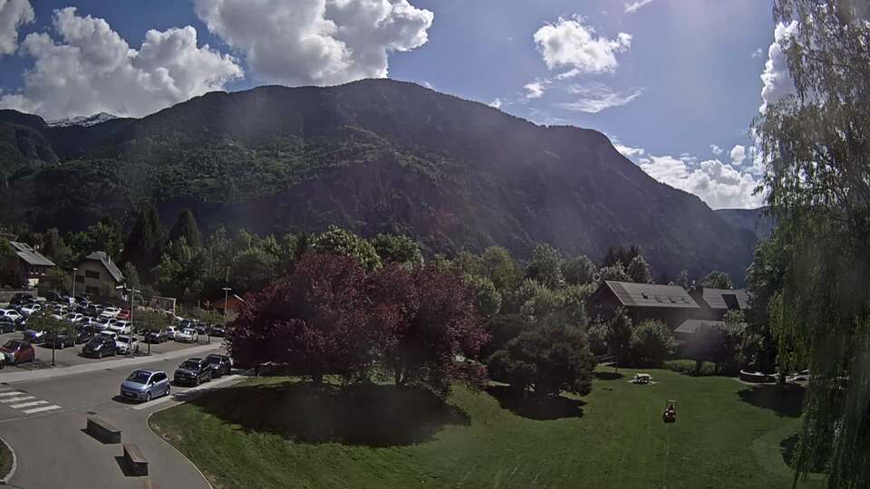 Webcam au niveau de la mairie du village du Bourg d'Oisans, aux pieds de l'Alpe d'Huez et aux portes du parc des Écrins