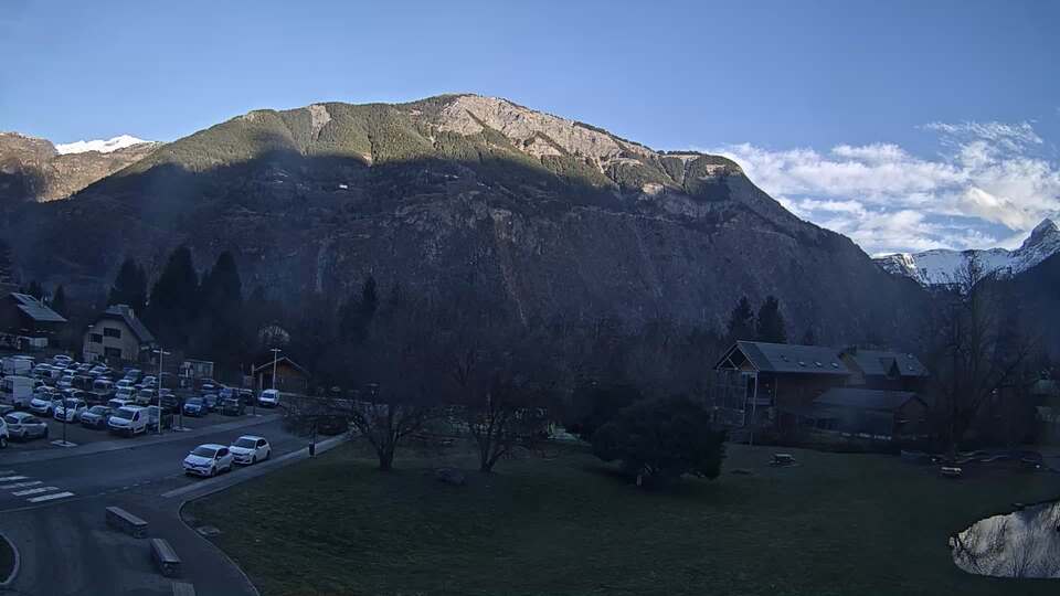 Webcam au niveau de la mairie du village du Bourg d'Oisans, aux pieds de l'Alpe d'Huez et aux portes du parc des Écrins