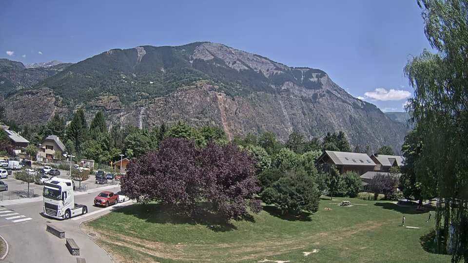 Webcam au niveau de la mairie du village du Bourg d'Oisans, aux pieds de l'Alpe d'Huez et aux portes du parc des Écrins