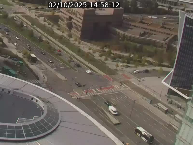 Webcam sur l'avenue John Fitzgerald Kennedy (N51) avec vue sur le Pont rouge (Pont Grande Duchesse Charlotte), l'arrêt Pfaffenthal et l'entrée du quartier Kirchberg
