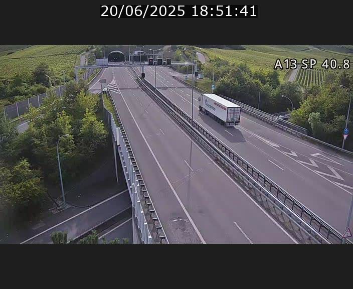 Webcam avec vue sur l'entrée côté allemand du tunnel Markusbierg à Schengen. Vue orientée vers le tunnel et Bettembourg