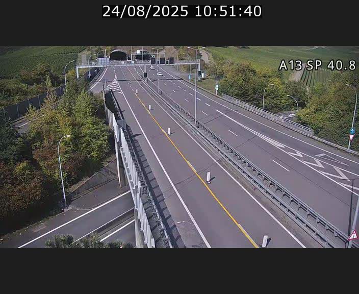 Webcam avec vue sur l'entrée côté allemand du tunnel Markusbierg à Schengen. Vue orientée vers le tunnel et Bettembourg