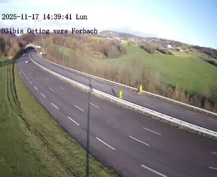 Caméra routière située sur D31bis (France) à Oeting, orientée vers Forbach, surveillant en continu la circulation locale et régionale.