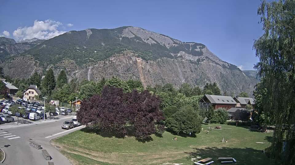 Webcam au niveau de la mairie du village du Bourg d'Oisans, aux pieds de l'Alpe d'Huez et aux portes du parc des Écrins