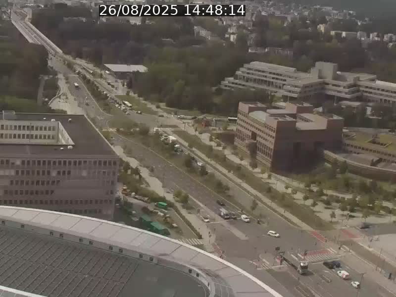 Webcam sur l'avenue John Fitzgerald Kennedy (N51) avec vue sur le Pont rouge (Pont Grande Duchesse Charlotte), l'arrêt Pfaffenthal et l'entrée du quartier Kirchberg