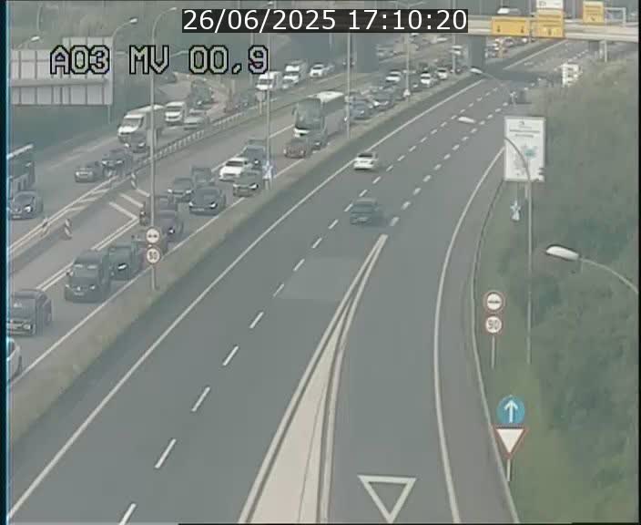 Traffic live webcam Luxembourg Croix de Gasperich - A3 - BK 0.4 - direction Luxembourg