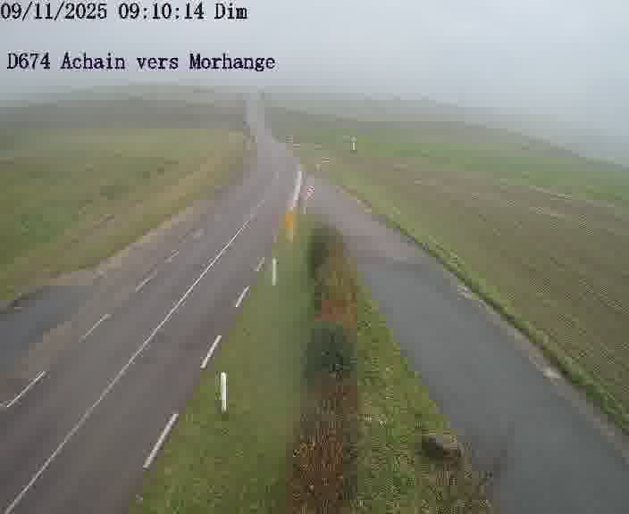 Caméra de trafic sur D674 (France) à Achain, orientée vers Morhange, permettant d’évaluer fluidité, incidents et densité automobile.