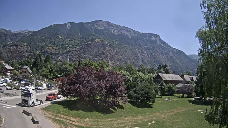 Webcam au niveau de la mairie du village du Bourg d'Oisans, aux pieds de l'Alpe d'Huez et aux portes du parc des Écrins
