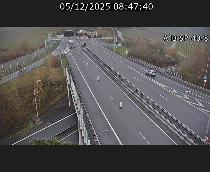 Webcam avec vue sur l'entrée côté allemand du tunnel Markusbierg à Schengen. Vue orientée vers le tunnel et Bettembourg