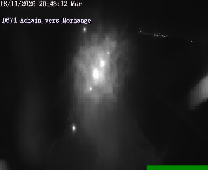 Caméra de trafic sur D674 (France) à Achain, orientée vers Morhange, permettant d’évaluer fluidité, incidents et densité automobile.