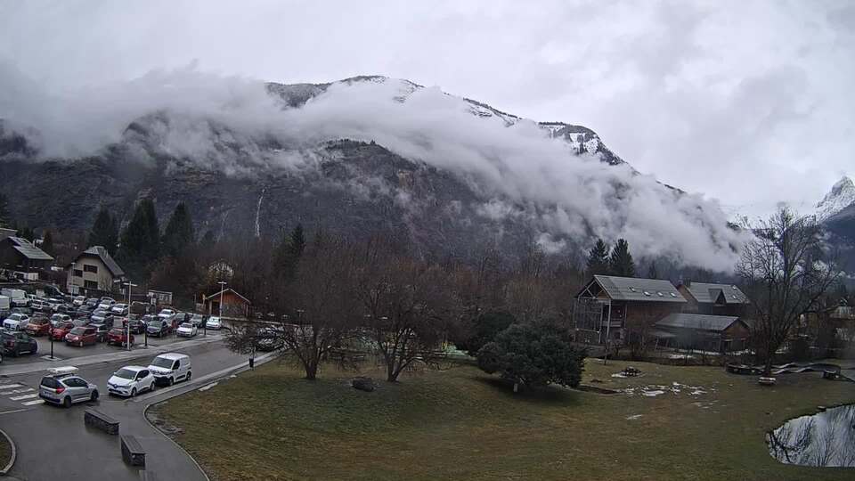 Webcam au niveau de la mairie du village du Bourg d'Oisans, aux pieds de l'Alpe d'Huez et aux portes du parc des Écrins