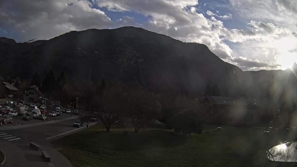 Webcam au niveau de la mairie du village du Bourg d'Oisans, aux pieds de l'Alpe d'Huez et aux portes du parc des Écrins