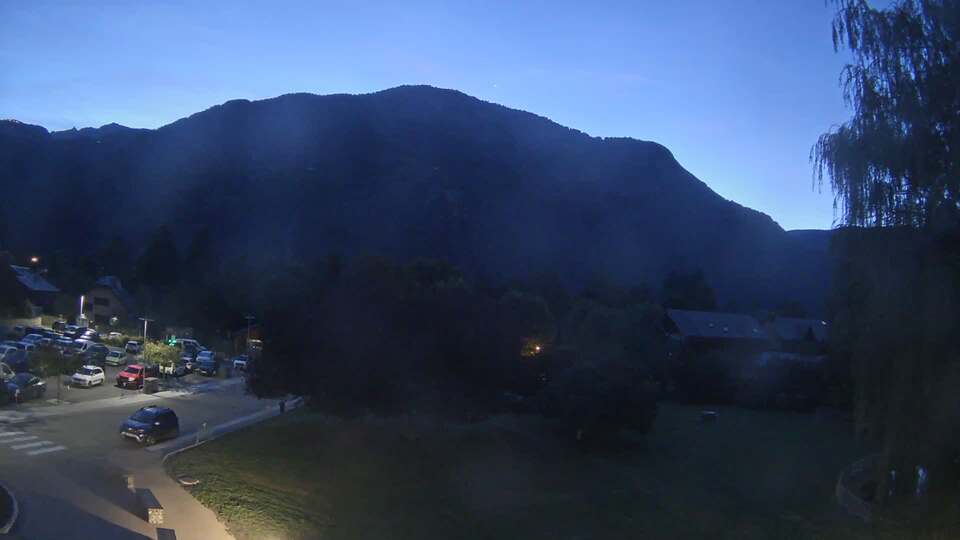 Webcam au niveau de la mairie du village du Bourg d'Oisans, aux pieds de l'Alpe d'Huez et aux portes du parc des Écrins