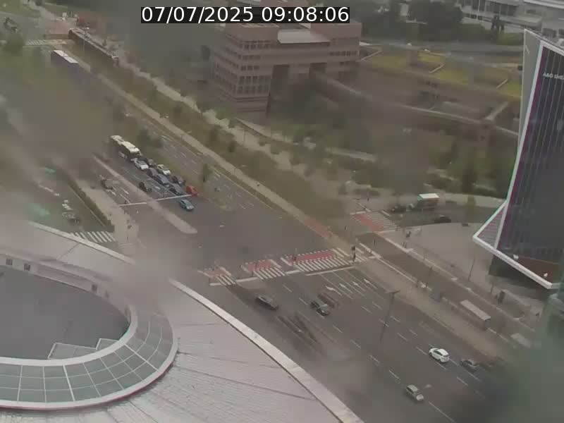 Webcam sur l'avenue John Fitzgerald Kennedy (N51) avec vue sur le Pont rouge (Pont Grande Duchesse Charlotte), l'arrêt Pfaffenthal et l'entrée du quartier Kirchberg