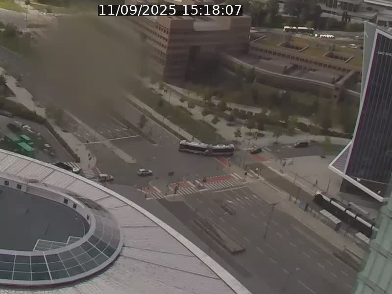 Webcam sur l'avenue John Fitzgerald Kennedy (N51) avec vue sur le Pont rouge (Pont Grande Duchesse Charlotte), l'arrêt Pfaffenthal et l'entrée du quartier Kirchberg