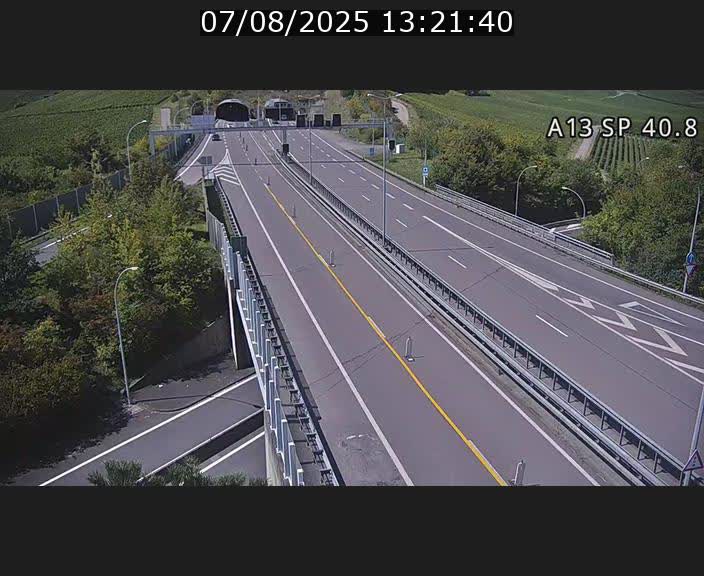 Webcam avec vue sur l'entrée côté allemand du tunnel Markusbierg à Schengen. Vue orientée vers le tunnel et Bettembourg