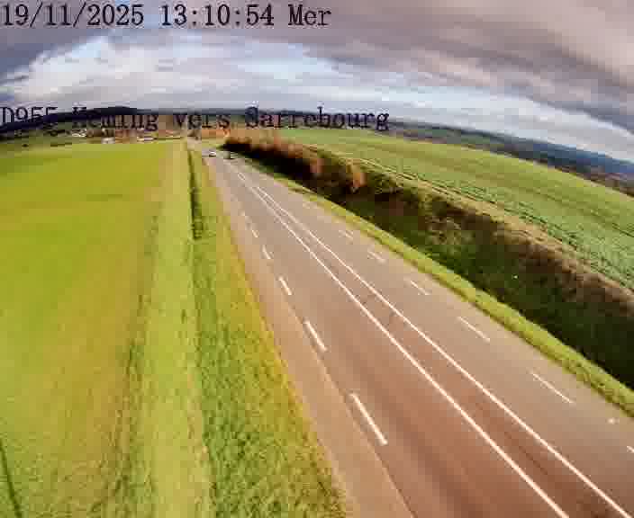 Caméra routière située sur D955 (France) à Heming, orientée vers Sarrebourg, surveillant en continu la circulation locale et régionale.