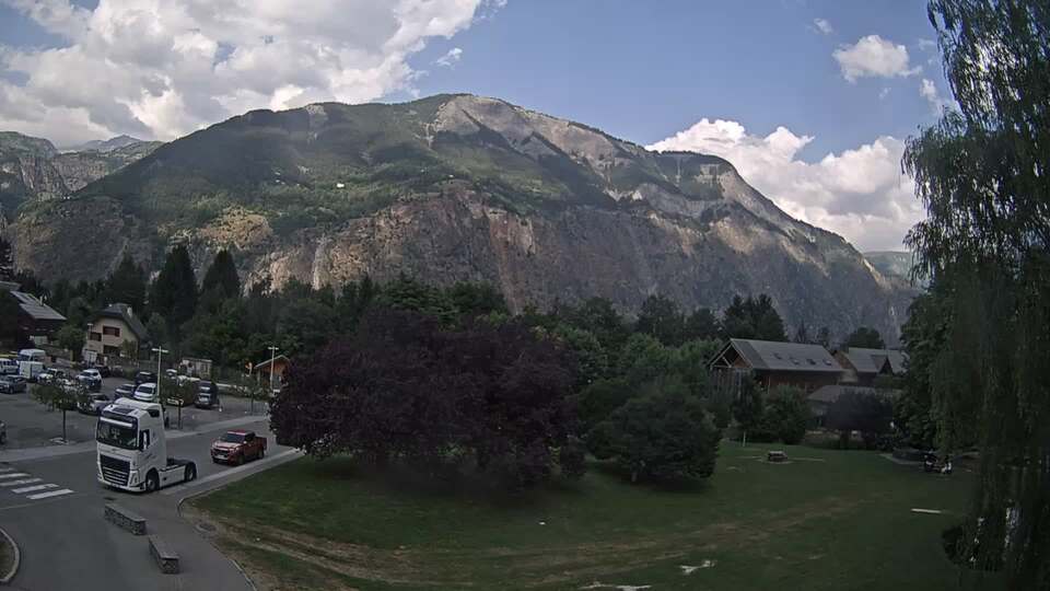 Webcam au niveau de la mairie du village du Bourg d'Oisans, aux pieds de l'Alpe d'Huez et aux portes du parc des Écrins