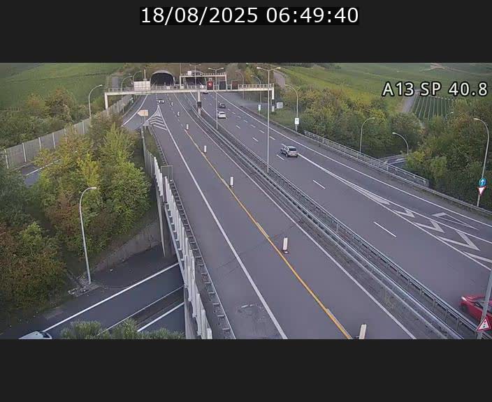 Webcam avec vue sur l'entrée côté allemand du tunnel Markusbierg à Schengen. Vue orientée vers le tunnel et Bettembourg