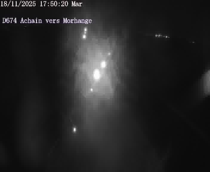 Caméra de trafic sur D674 (France) à Achain, orientée vers Morhange, permettant d’évaluer fluidité, incidents et densité automobile.