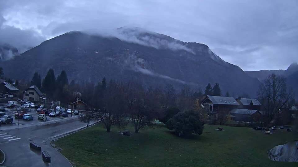 Webcam au niveau de la mairie du village du Bourg d'Oisans, aux pieds de l'Alpe d'Huez et aux portes du parc des Écrins