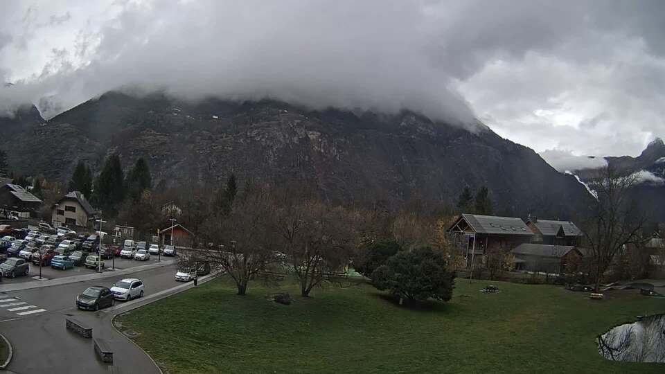 Webcam au niveau de la mairie du village du Bourg d'Oisans, aux pieds de l'Alpe d'Huez et aux portes du parc des Écrins