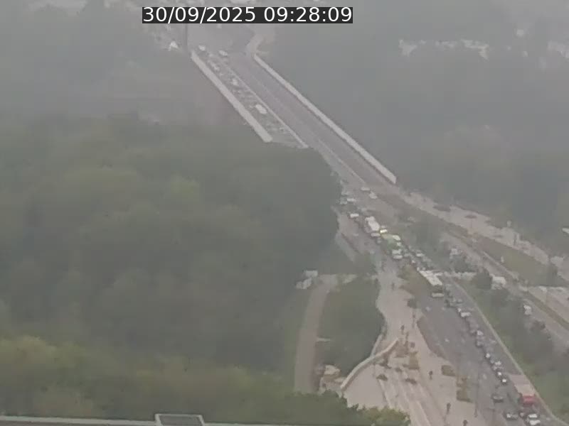 Webcam sur l'avenue John Fitzgerald Kennedy (N51) avec vue sur le Pont rouge (Pont Grande Duchesse Charlotte), l'arrêt Pfaffenthal et l'entrée du quartier Kirchberg