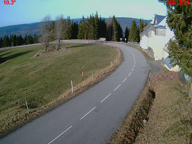 Webcam en haut du col du Ballon d'Alsace sur la D465 à 1075 mètres d'altitude dans les Vosges