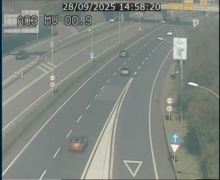 Traffic live webcam Luxembourg Croix de Gasperich - A3 - BK 0.4 - direction Luxembourg