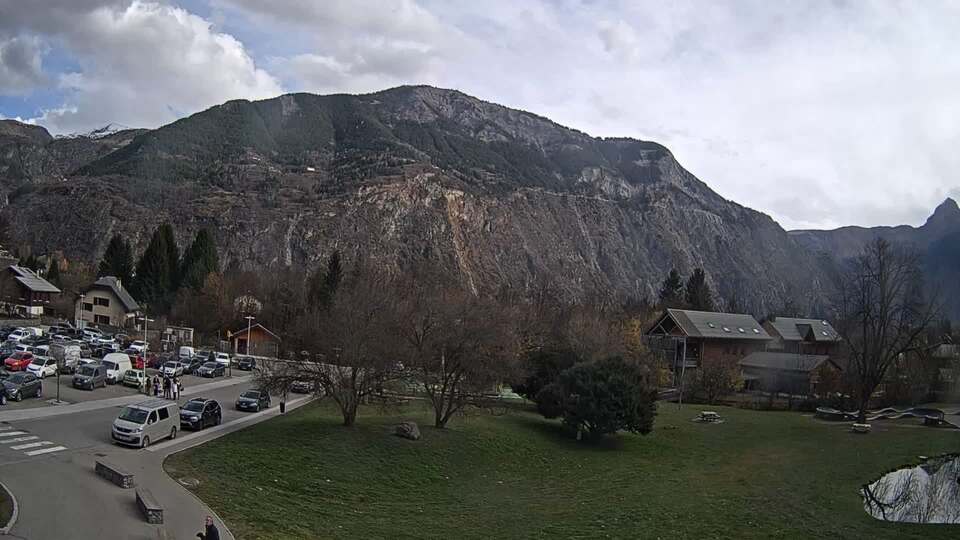 Webcam au niveau de la mairie du village du Bourg d'Oisans, aux pieds de l'Alpe d'Huez et aux portes du parc des Écrins