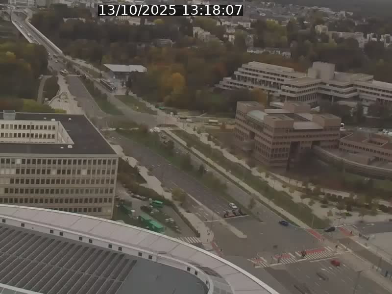 Webcam sur l'avenue John Fitzgerald Kennedy (N51) avec vue sur le Pont rouge (Pont Grande Duchesse Charlotte), l'arrêt Pfaffenthal et l'entrée du quartier Kirchberg