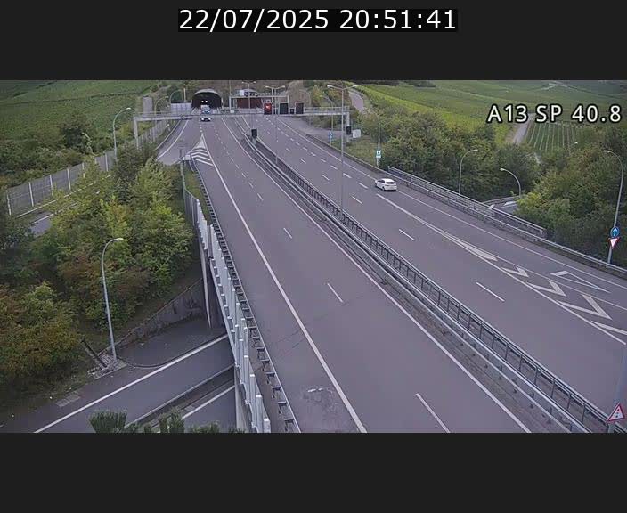 Webcam avec vue sur l'entrée côté allemand du tunnel Markusbierg à Schengen. Vue orientée vers le tunnel et Bettembourg