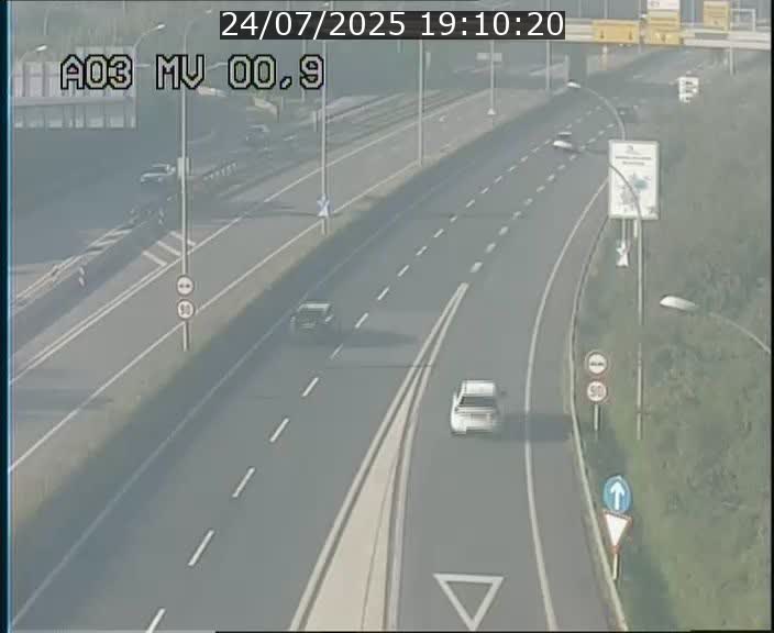 Traffic live webcam Luxembourg Croix de Gasperich - A3 - BK 0.4 - direction Luxembourg