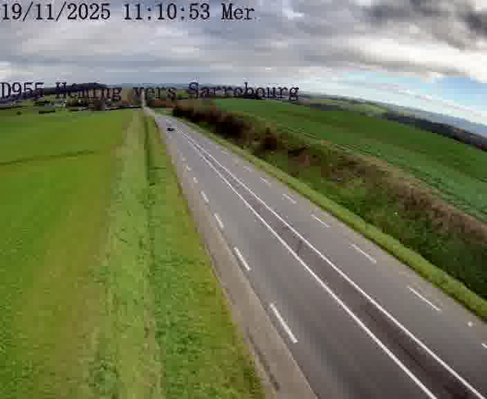 Caméra routière située sur D955 (France) à Heming, orientée vers Sarrebourg, surveillant en continu la circulation locale et régionale.