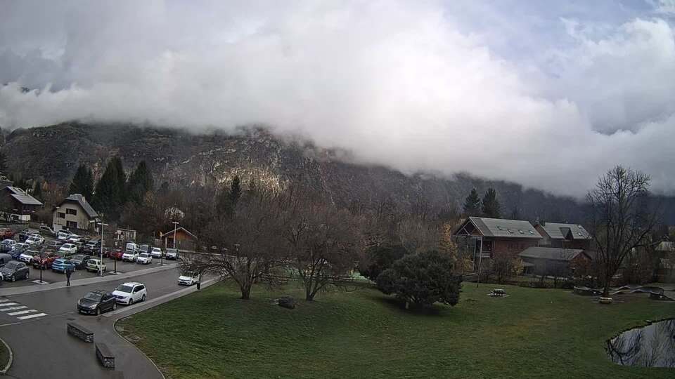 Webcam au niveau de la mairie du village du Bourg d'Oisans, aux pieds de l'Alpe d'Huez et aux portes du parc des Écrins