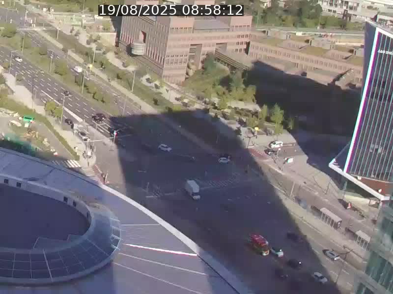 Webcam sur l'avenue John Fitzgerald Kennedy (N51) avec vue sur le Pont rouge (Pont Grande Duchesse Charlotte), l'arrêt Pfaffenthal et l'entrée du quartier Kirchberg